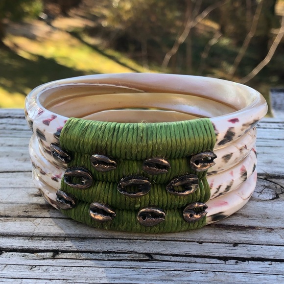 Heavy mother of pearl with green raffia and applied pieces
One of a kind
Stamped - Picture 3 of 11